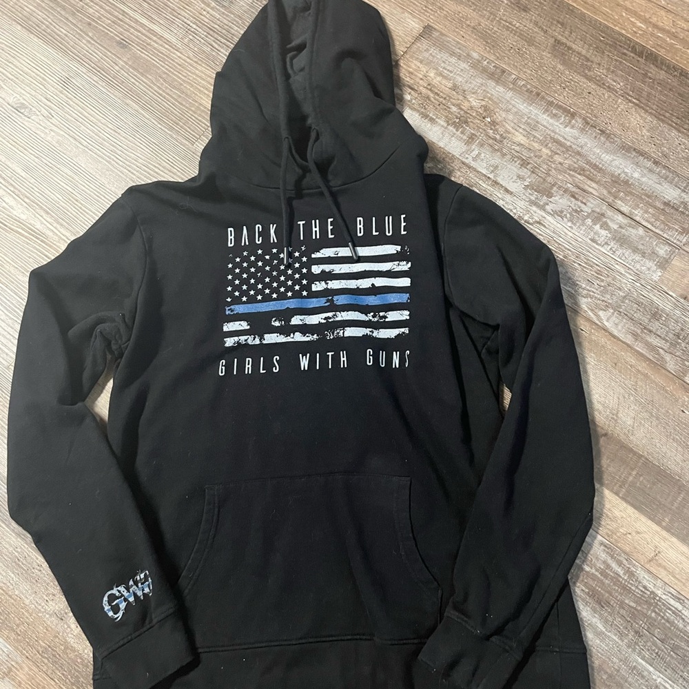 Black Sweater with Graphic Design and Long Sleeves